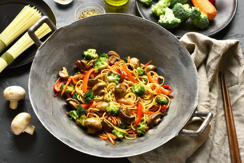 Vegetable spaghetti with pesto sauce and mushrooms